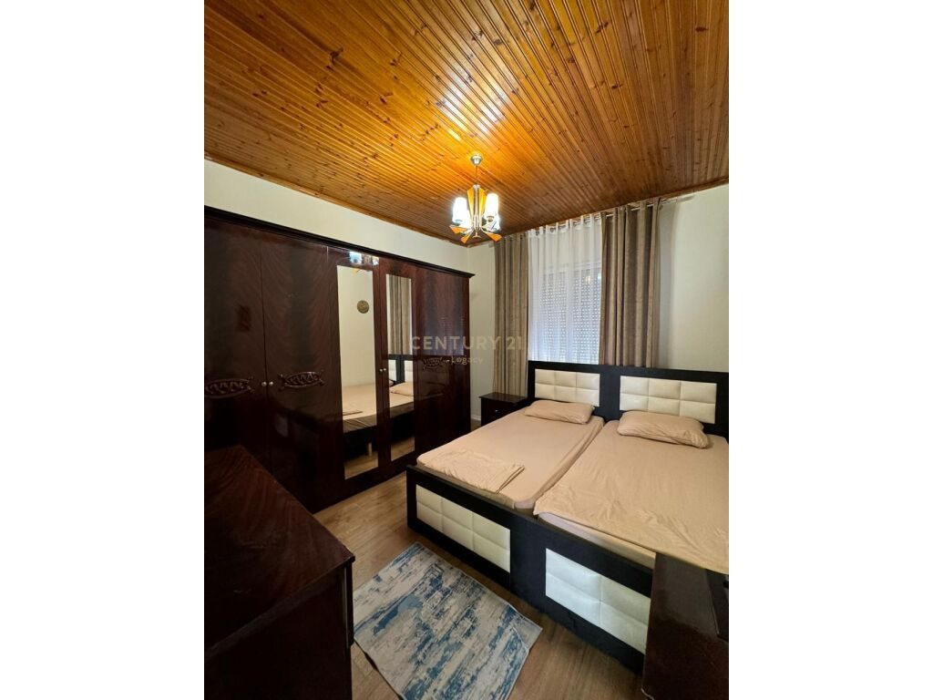 Ulet Cmimi!
Jepet me Qira Apartament 1+1 tek Shallvaret.