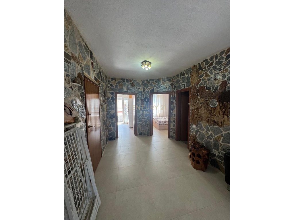 Jepet me Qira Apartament 2+1 me Pamje Deti në Plazh, Durrës  !
