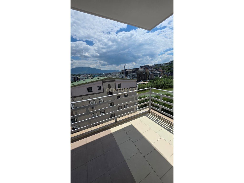 Shitet apartament modern 2+1, me pamje nga liqeni