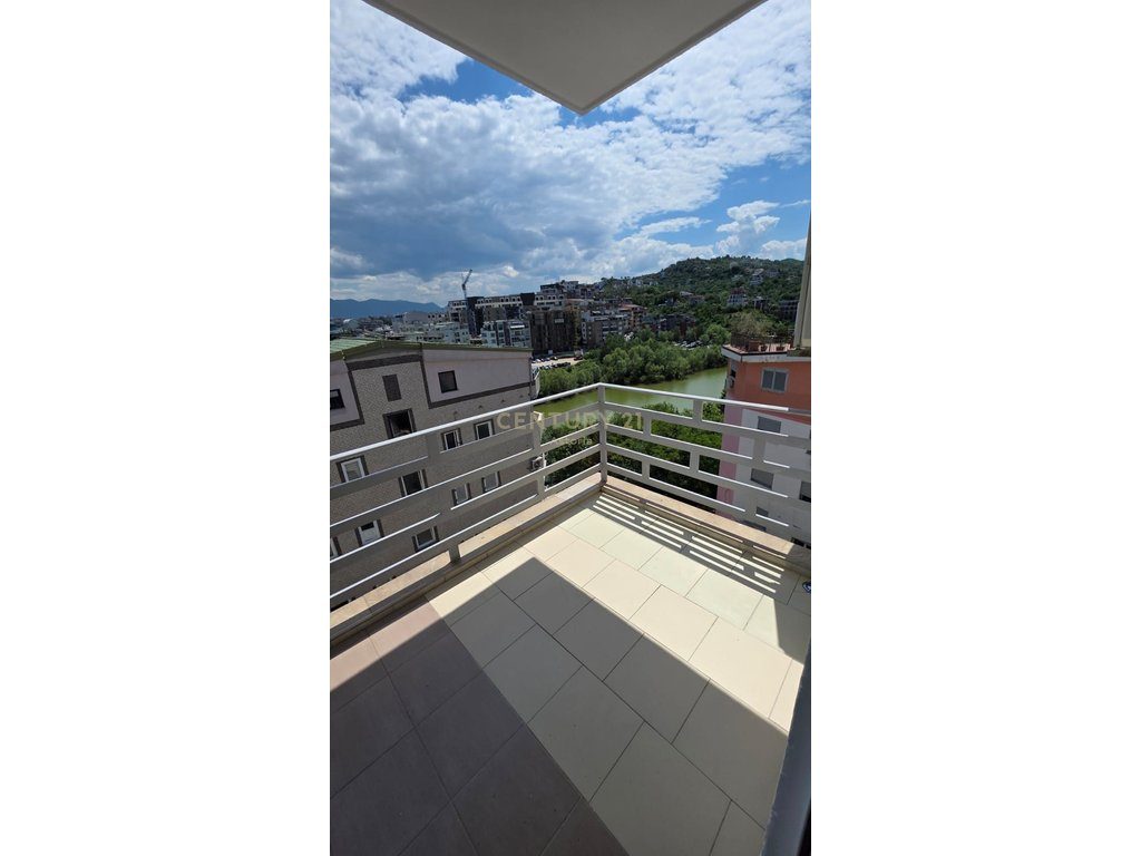 Shitet apartament modern 2+1, me pamje nga liqeni
