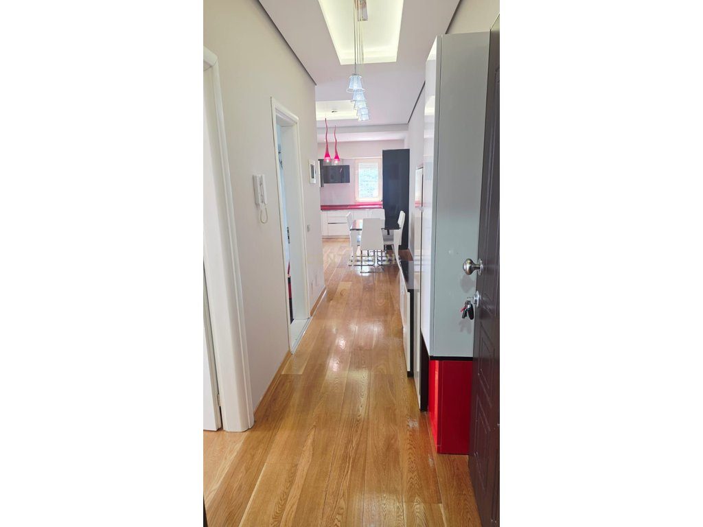 Shitet apartament modern 2+1, me pamje nga liqeni