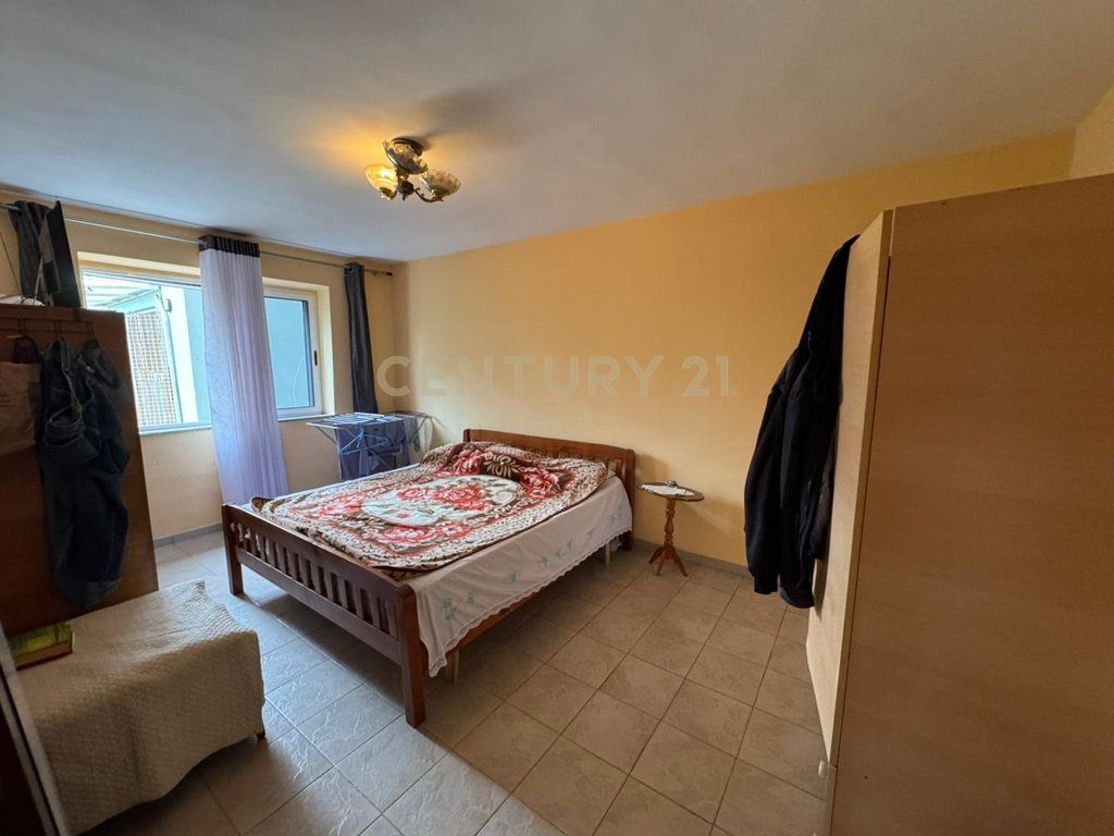 Apartament 2+1 në shitje me kuzhinë të veçuar