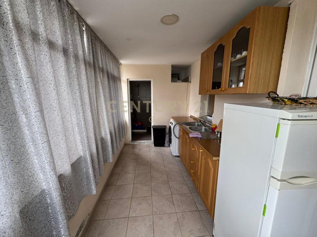 Apartament 2+1 në shitje me kuzhinë të veçuar