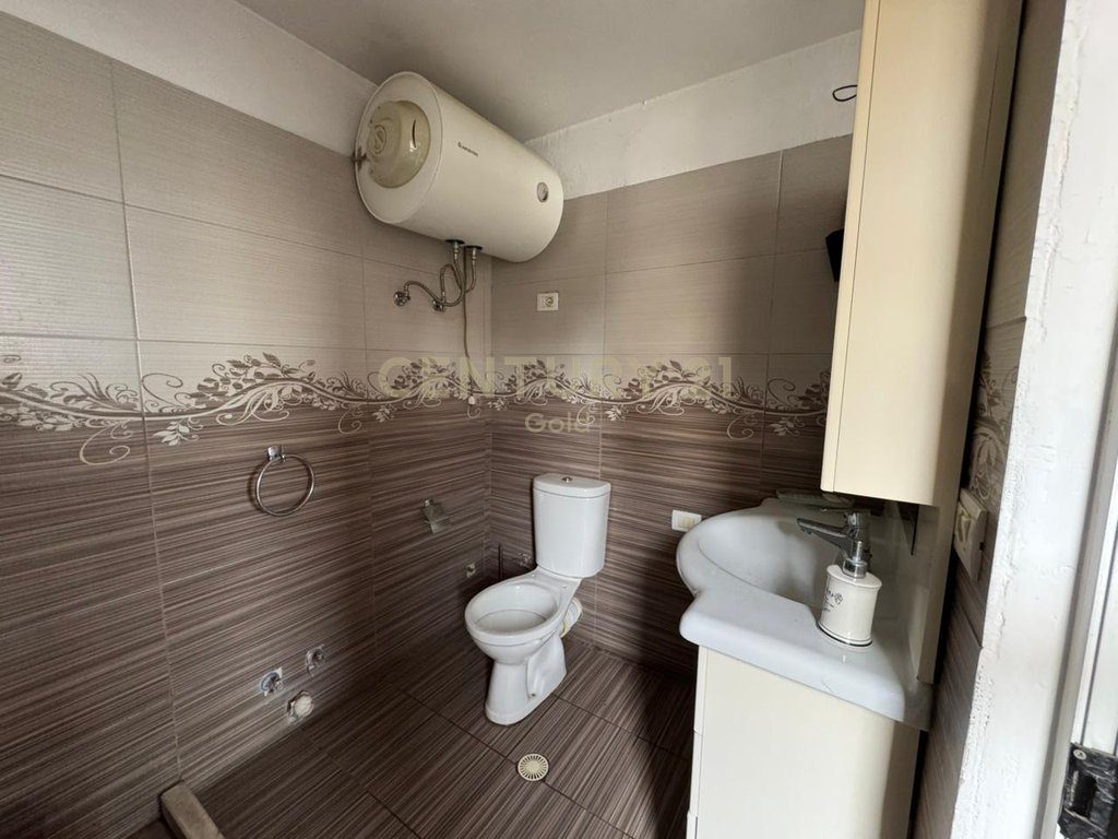 Apartament 2+1 në shitje me kuzhinë të veçuar