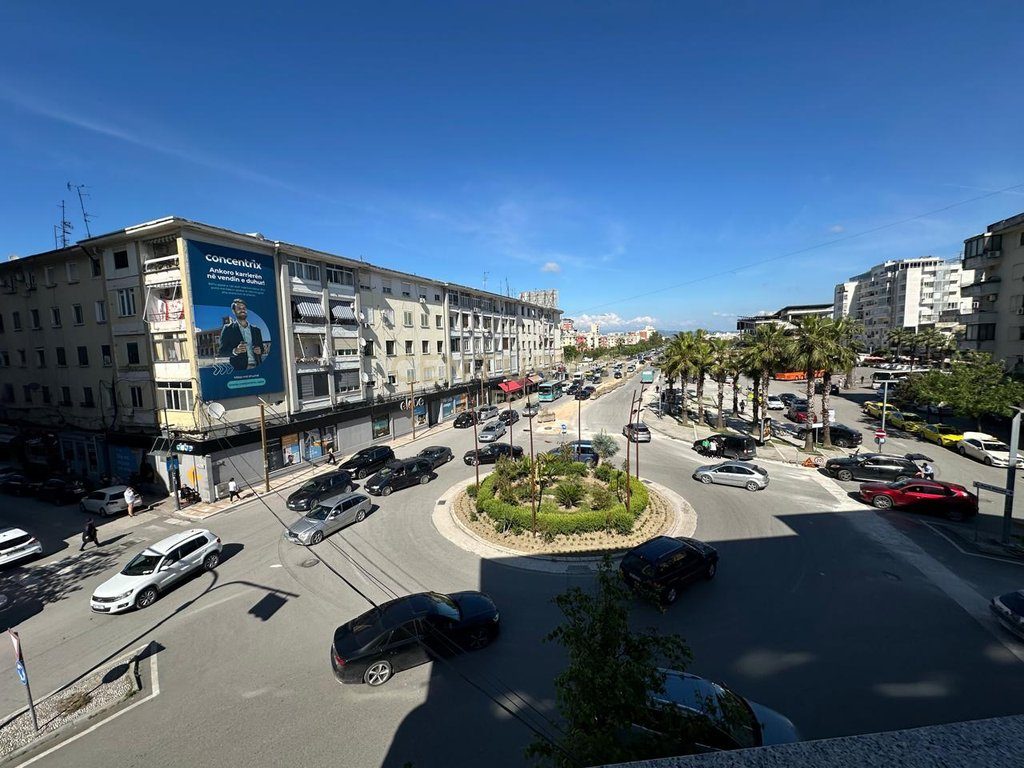 AMBIENT PER QIRA TEK STACIONI TRENIT, DURRES !