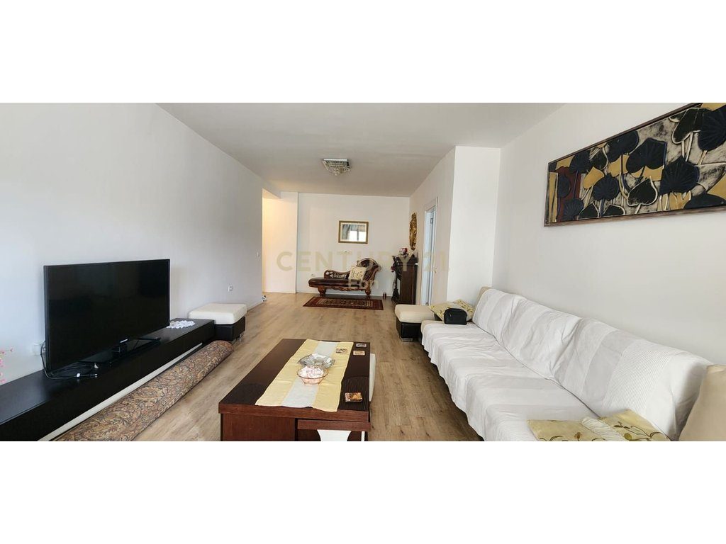 JEPET ME QERA APARTAMENT 2+1+2 ME VERANDE, LAGJJA 17, DURRES  !