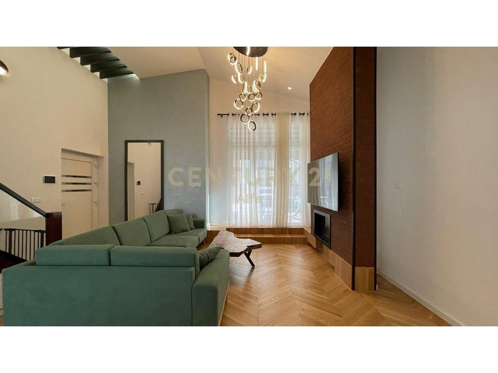 Jepet me qira apartament 3+1 me verandë, post parkimi të përfshirë – mobilim i ri, Kopshti Botanik!