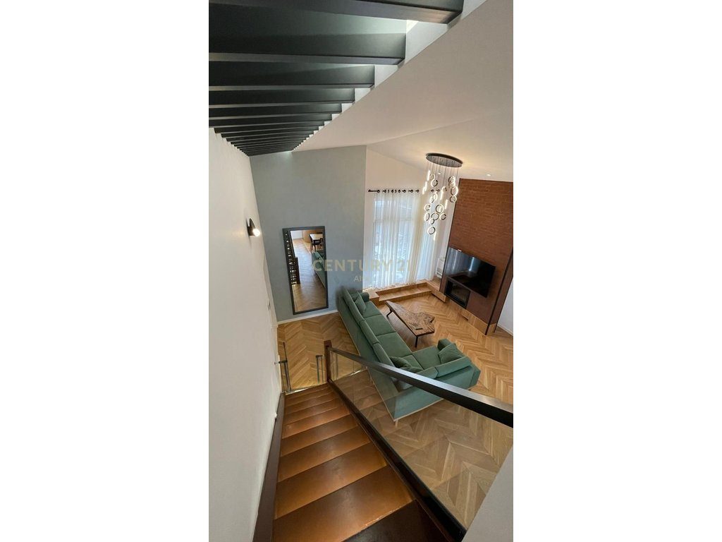 Jepet me qira apartament 3+1 me verandë, post parkimi të përfshirë – mobilim i ri, Kopshti Botanik!