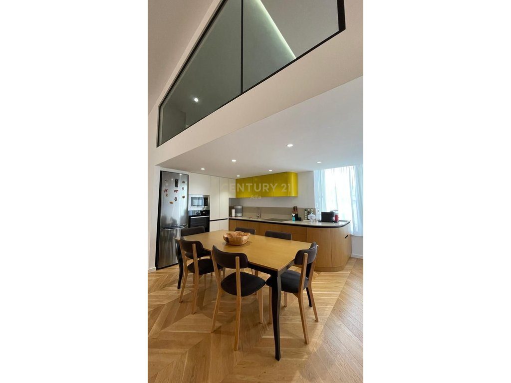Jepet me qira apartament 3+1 me verandë, post parkimi të përfshirë – mobilim i ri, Kopshti Botanik!