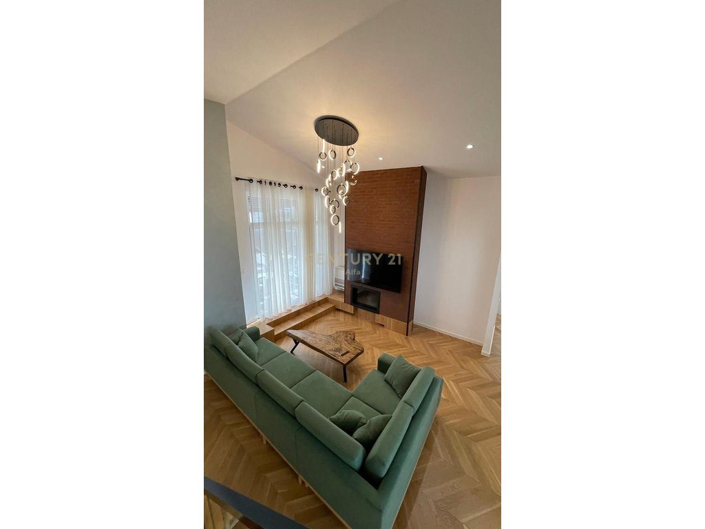 Jepet me qira apartament 3+1 me verandë, post parkimi të përfshirë – mobilim i ri, Kopshti Botanik!