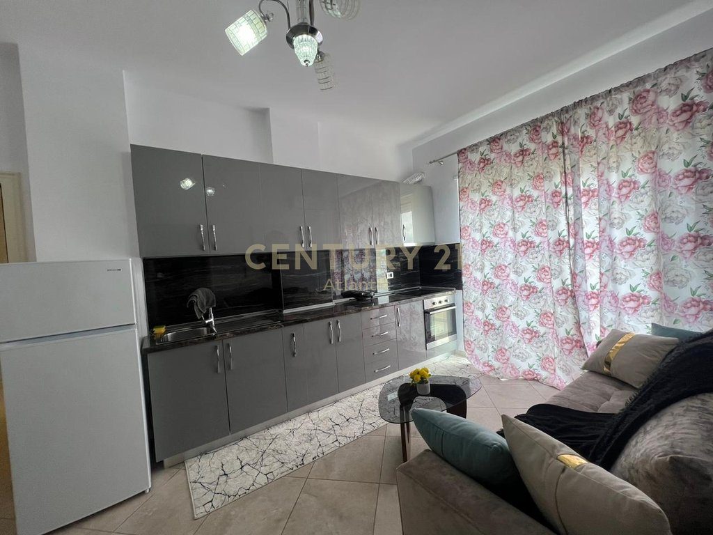 Jepet Apartament me Qira ne Plazh Iliria !