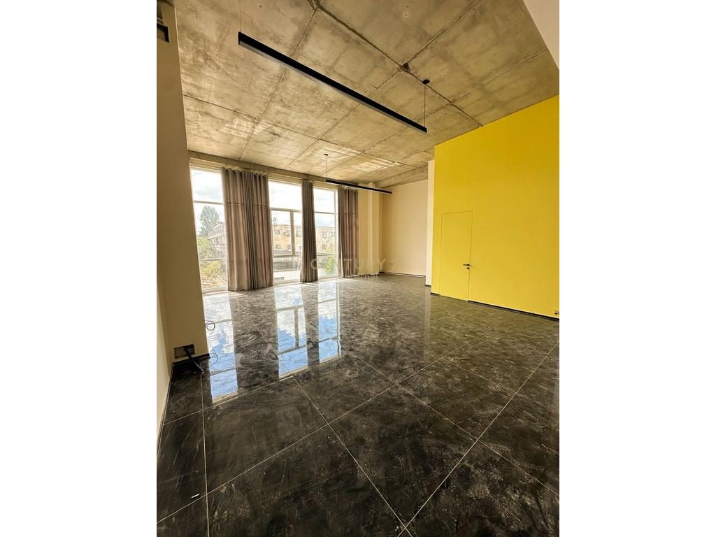 Bulevardi I Ri - Jepet Me Qera Ambjent Komercial 170m2 Tek Kompleksi Bermon