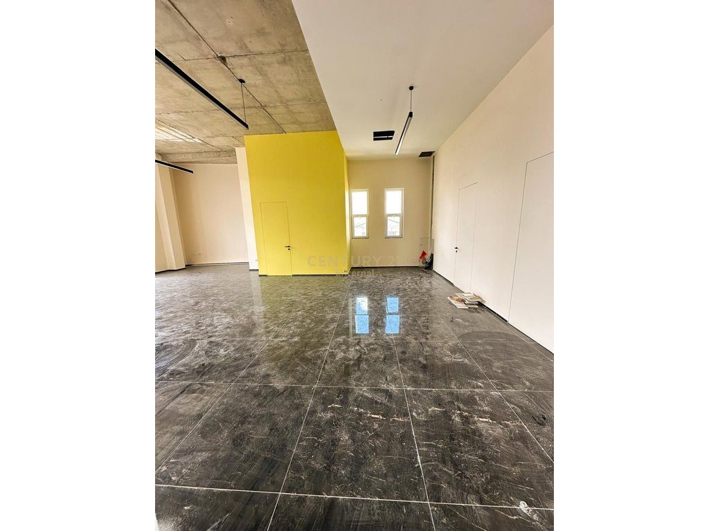 Bulevardi I Ri - Jepet Me Qera Ambjent Komercial 170m2 Tek Kompleksi Bermon