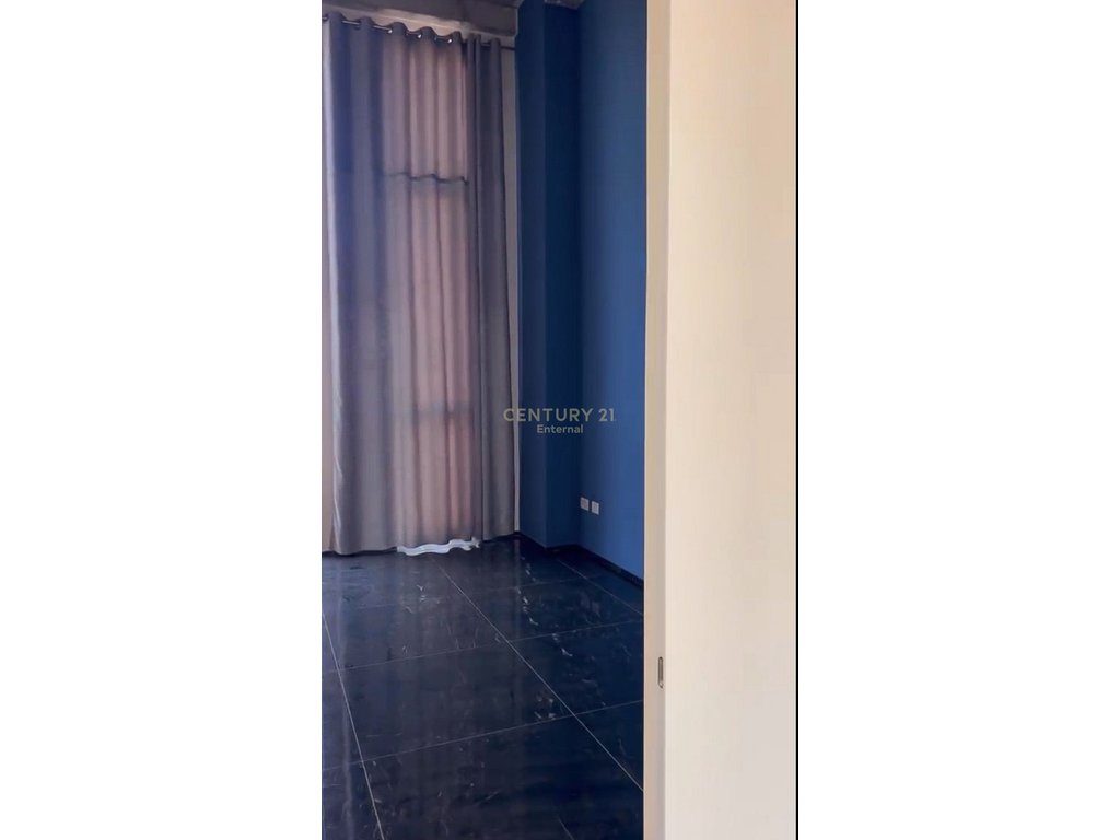 Bulevardi I Ri - Jepet Me Qera Ambjent Komercial 170m2 Tek Kompleksi Bermon