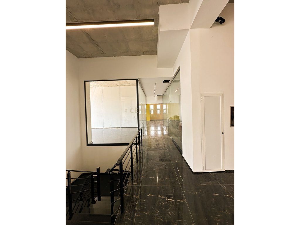 Bulevardi I Ri - Jepet Me Qera Ambjent Komercial 170m2 Tek Kompleksi Bermon