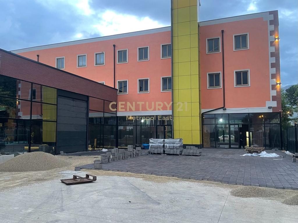 Jepet me qira Godinë Multifunksionale 3-Kateshe me Ashensor Industrial & Kapanon, ne lokacion strategjik dhe me parkim t...