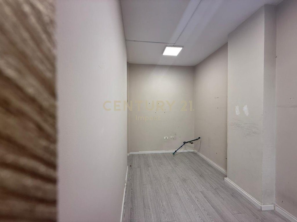 Ambient Komercial , Për Shitje në Rruga e Kavajës, Tiranë - 122,000€ | 35.83 m²