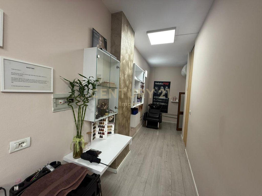 Ambient Komercial , Për Shitje në Rruga e Kavajës, Tiranë - 122,000€ | 35.83 m²