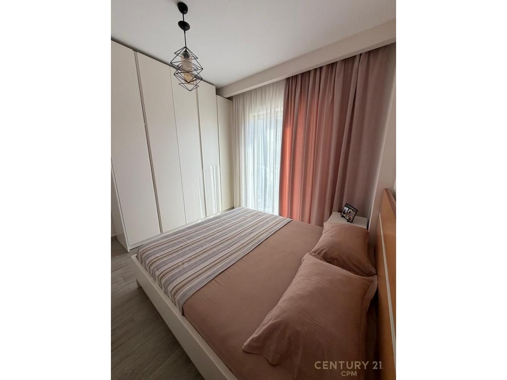 Jepet me qira apartament i ri i mobiluar 2+1+Post Parkimi, siper kopshtit zoologjik