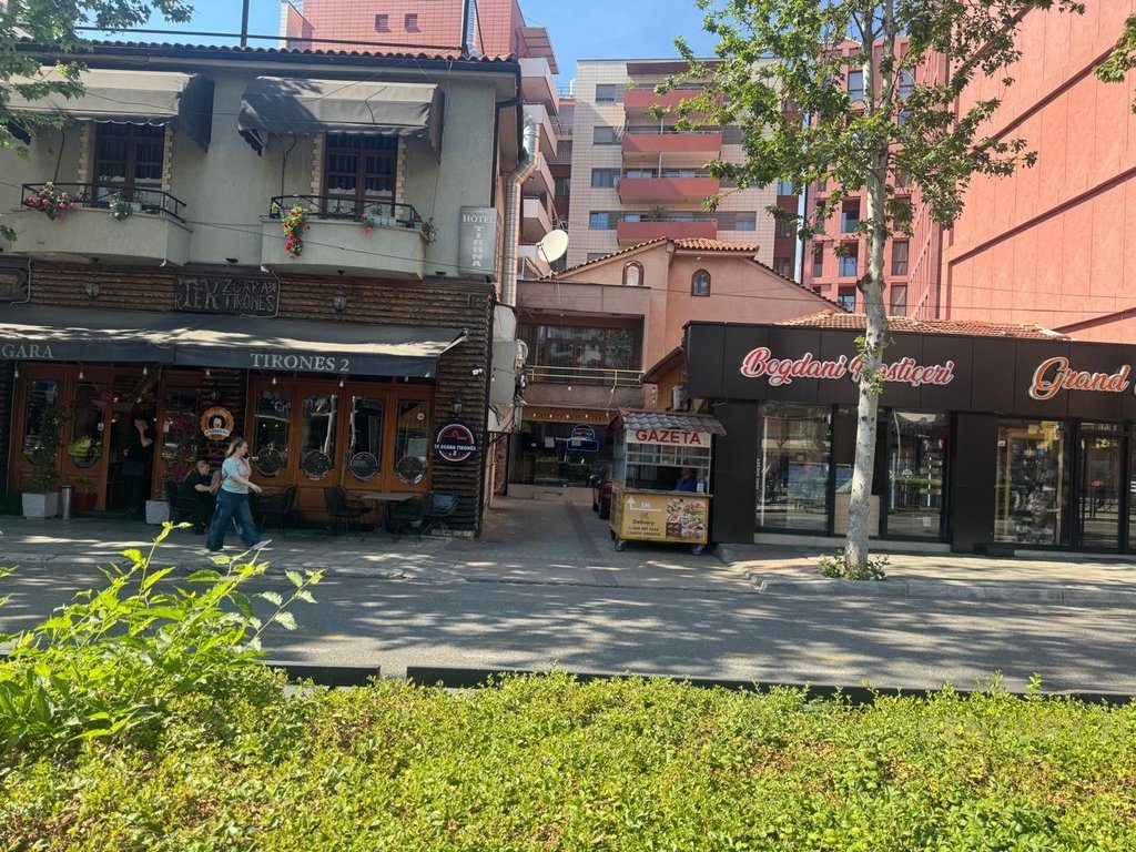 DYQAN BUZE RRUGE KRYESORE TEK RRUGA E KAVAJES !
