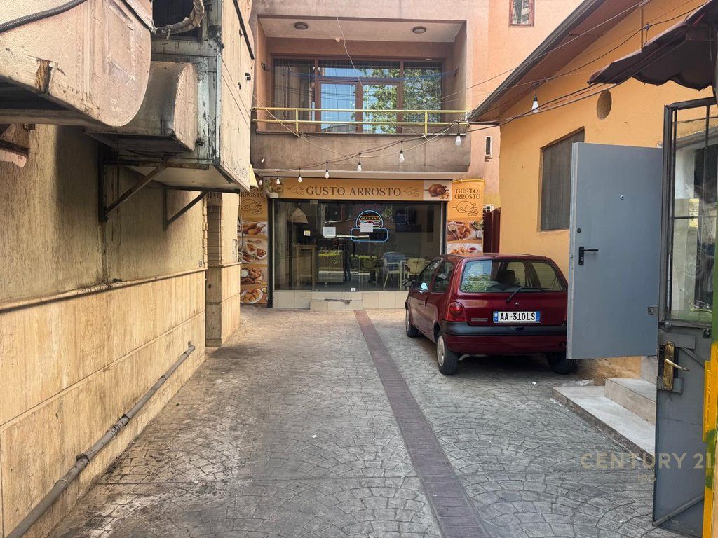 DYQAN BUZE RRUGE KRYESORE TEK RRUGA E KAVAJES !