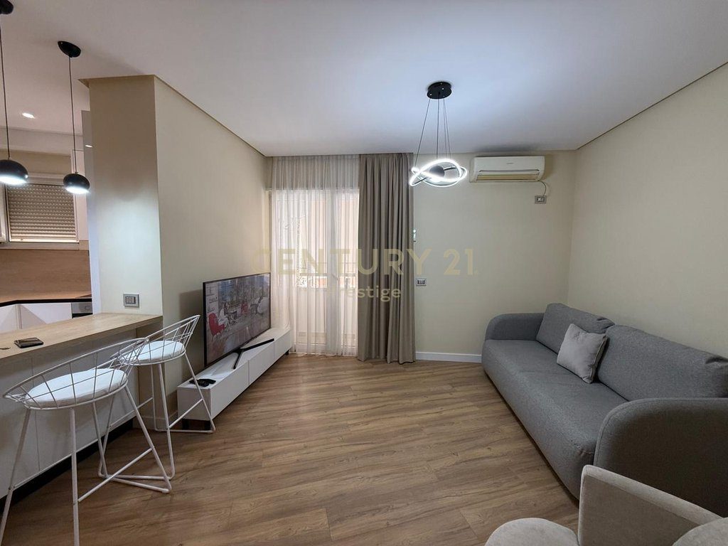 APARTAMENT 1+1 ME QIRA, PRANE PAZARIT TE RI, TIRANE!