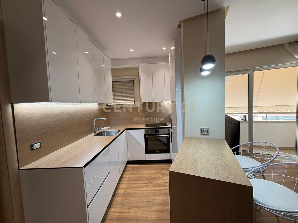 APARTAMENT 1+1 ME QIRA, PRANE PAZARIT TE RI, TIRANE!