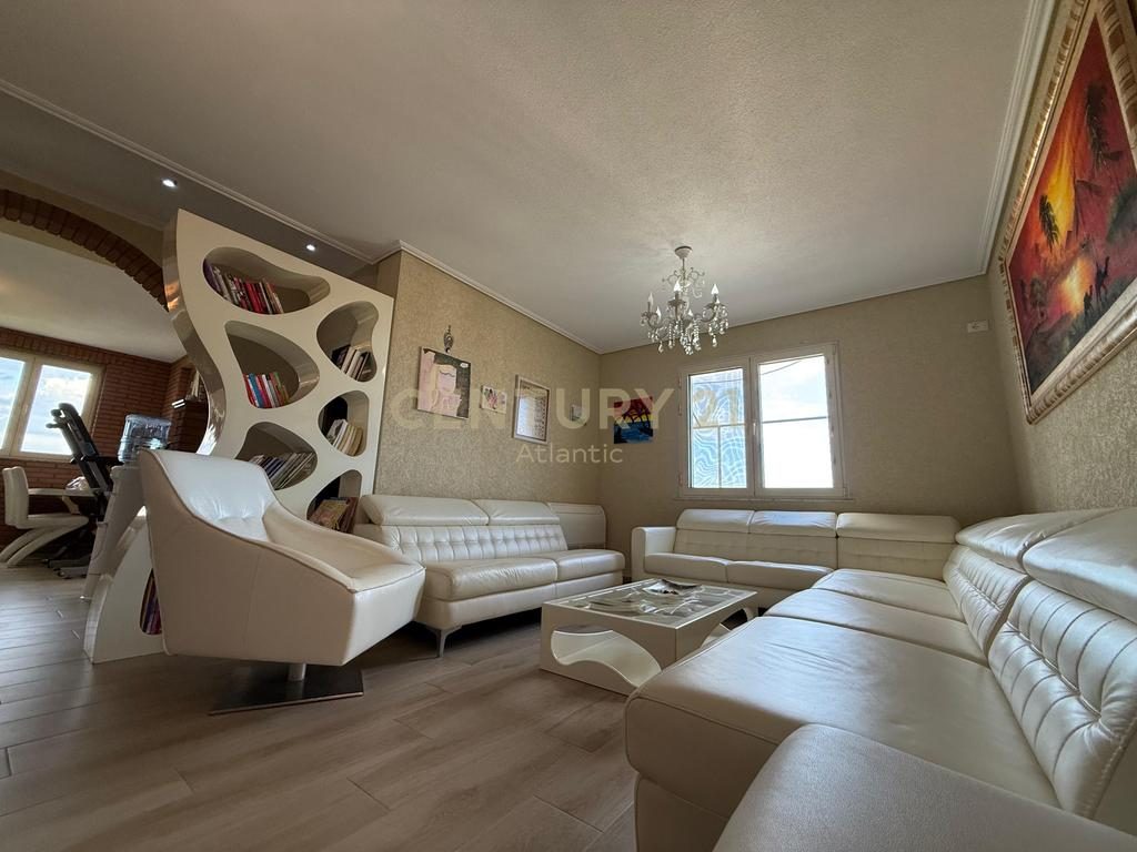 Apartament 3+1+2 tualete + 2 Garazhde Në Shitje në Kavajë - 180000€ | 205 m²