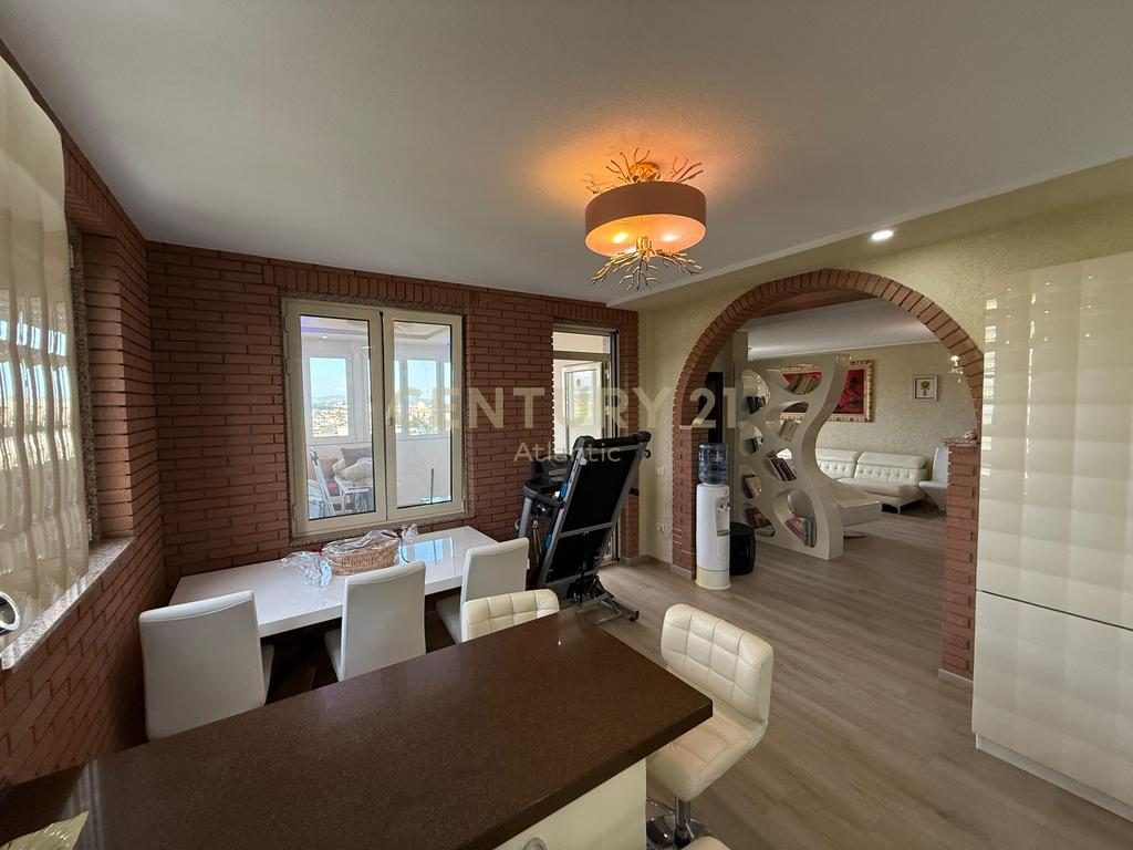 Apartament 3+1+2 tualete + 2 Garazhde Në Shitje në Kavajë - 180000€ | 205 m²