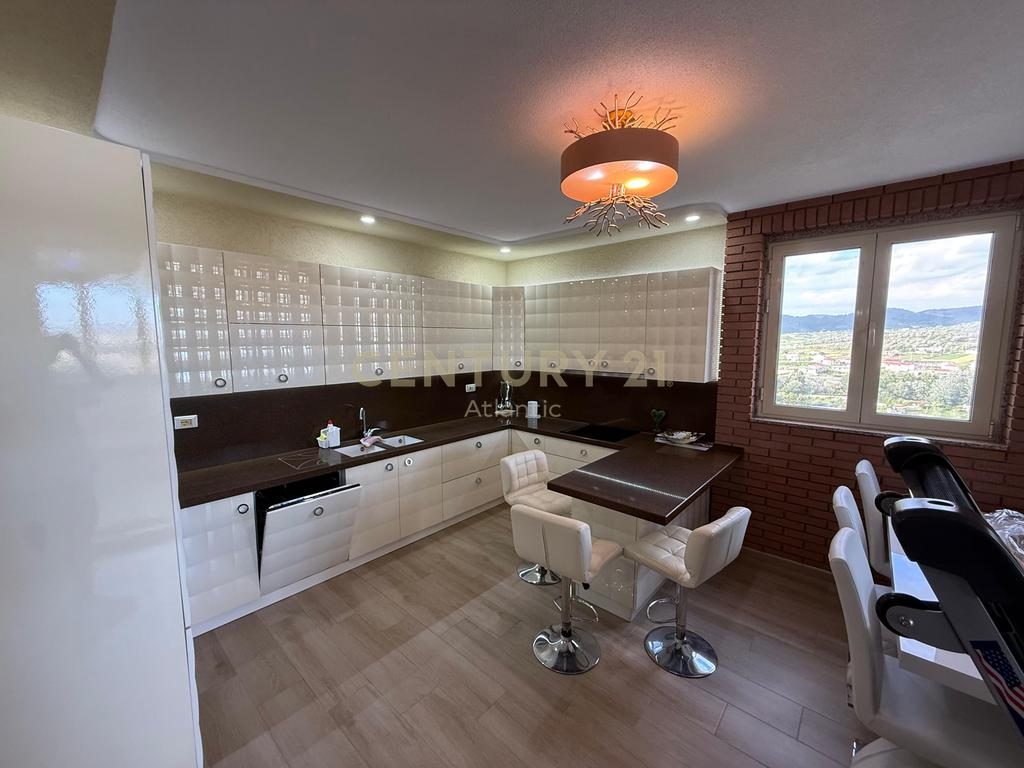 Apartament 3+1+2 tualete + 2 Garazhde Në Shitje në Kavajë - 180000€ | 205 m²