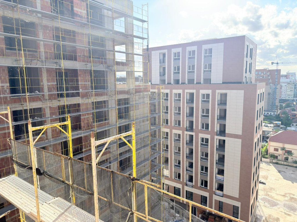 Rruga Dritan Hoxha, Shesim Apartament 2+1 me Verandë