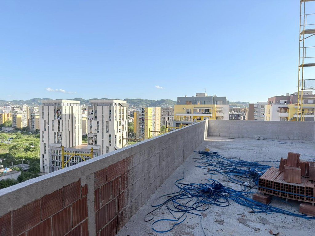 Rruga Dritan Hoxha, Shesim Apartament 2+1 me Verandë