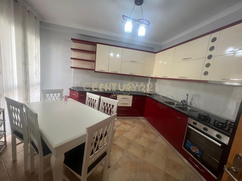 APARTAMENT PER SHITJE   NE QENDER TE DURRESIT 2+2TUALETE +2 BALLKONE !
