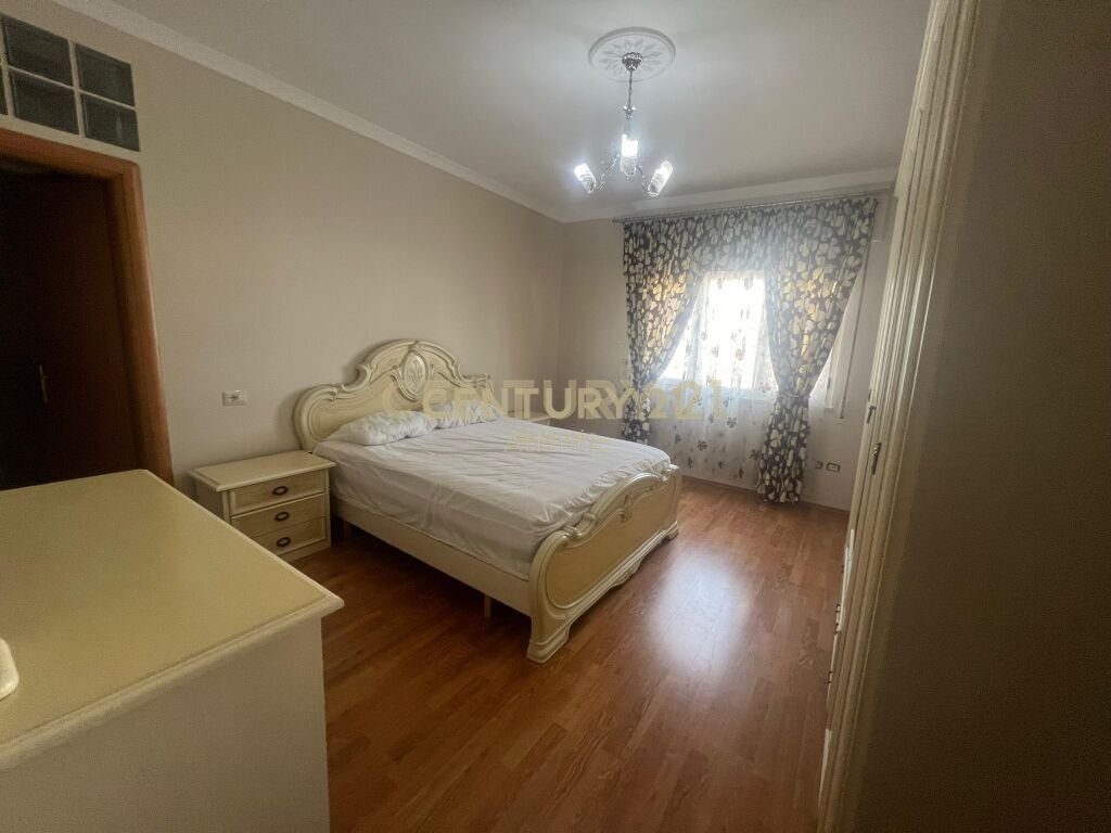 APARTAMENT PER SHITJE   NE QENDER TE DURRESIT 2+2TUALETE +2 BALLKONE !