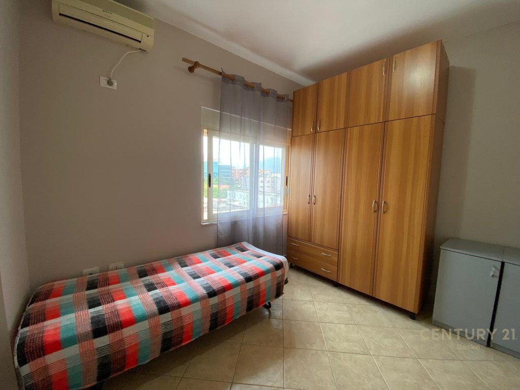 ME QIRA APARTAMENT 2+1 PRANE PROKURORISE SE TIRANES!
