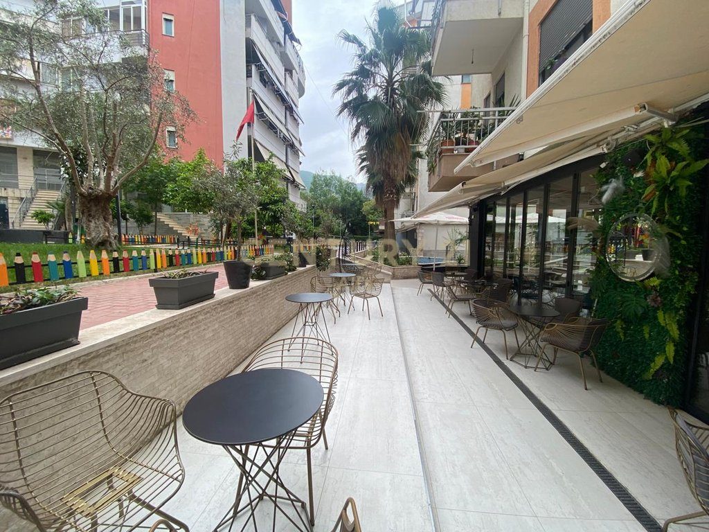 Shitet Ambient Bar-Kafe në Fresk, i Mobiluar !