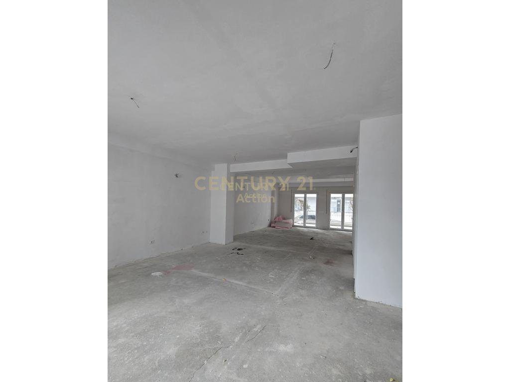 Njësi Komerciale  me Qira + Verandë + 2 Poste Parkimi tek Univers City Residence