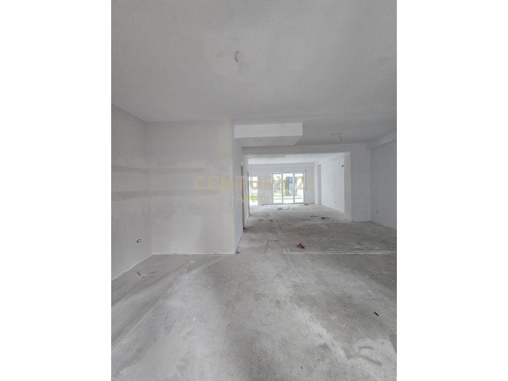 Njësi Komerciale  me Qira + Verandë + 2 Poste Parkimi tek Univers City Residence