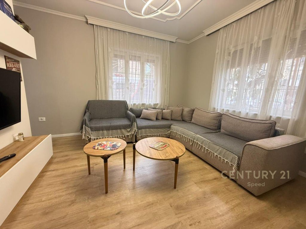 Apartament 1+1 dhe post parkimi me qira prane Medreses!