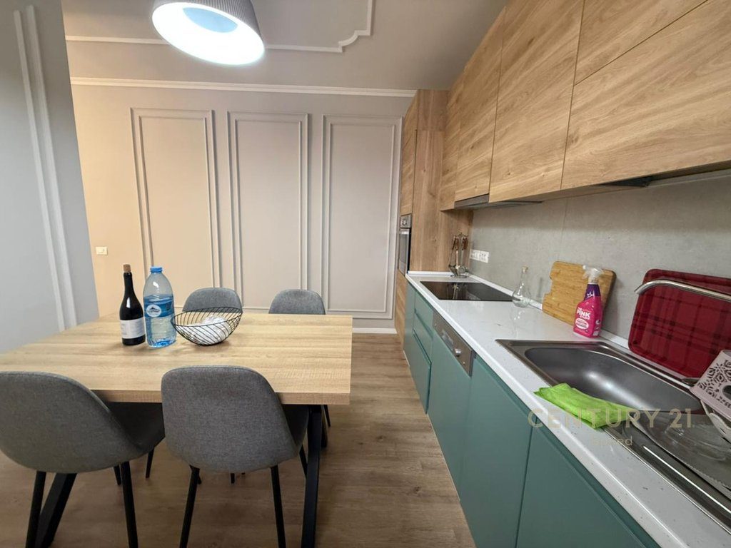 Apartament 1+1 dhe post parkimi me qira prane Medreses!
