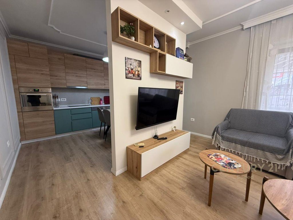 Apartament 1+1 dhe post parkimi me qira prane Medreses!