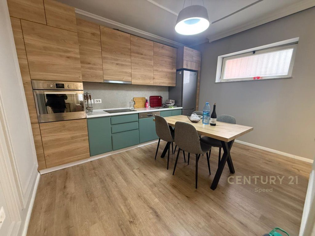 Apartament 1+1 dhe post parkimi me qira prane Medreses!