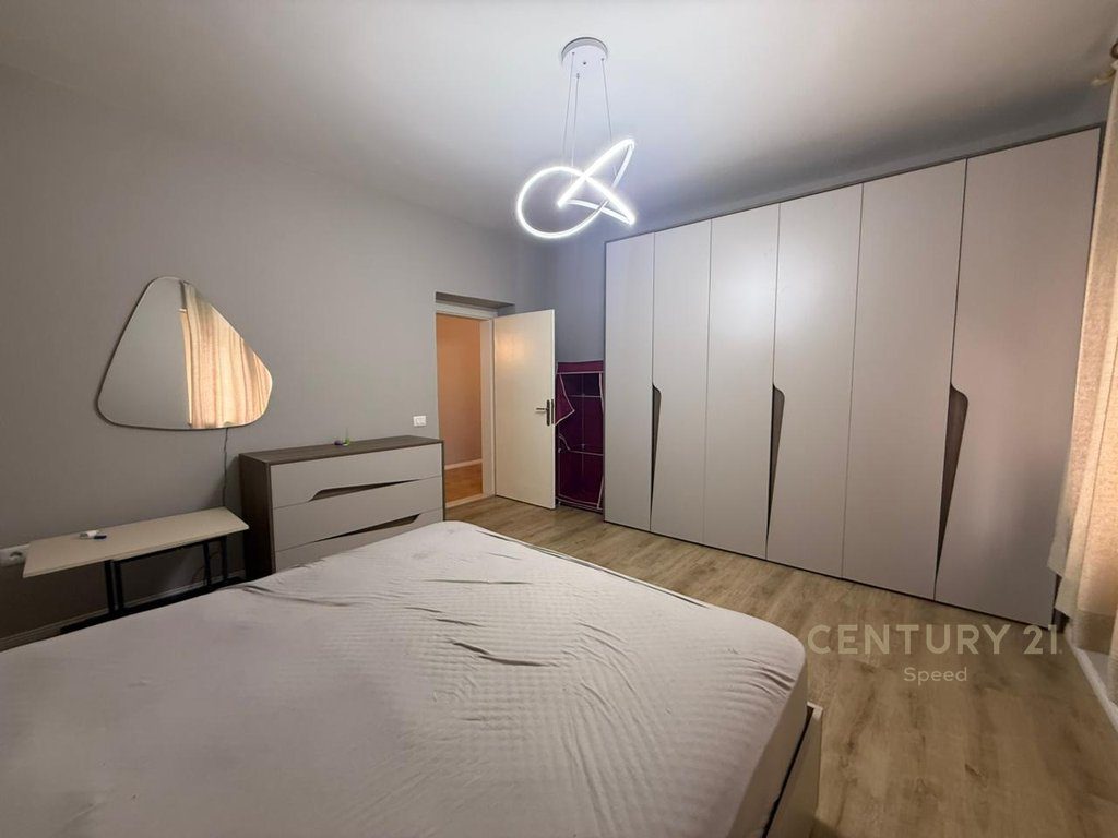 Apartament 1+1 dhe post parkimi me qira prane Medreses!