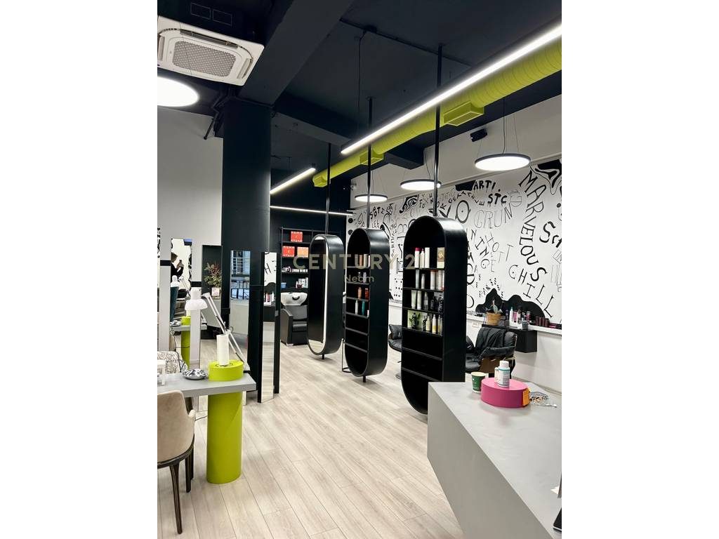 Shitet QENDËR ESTETIKE në Kristal Center