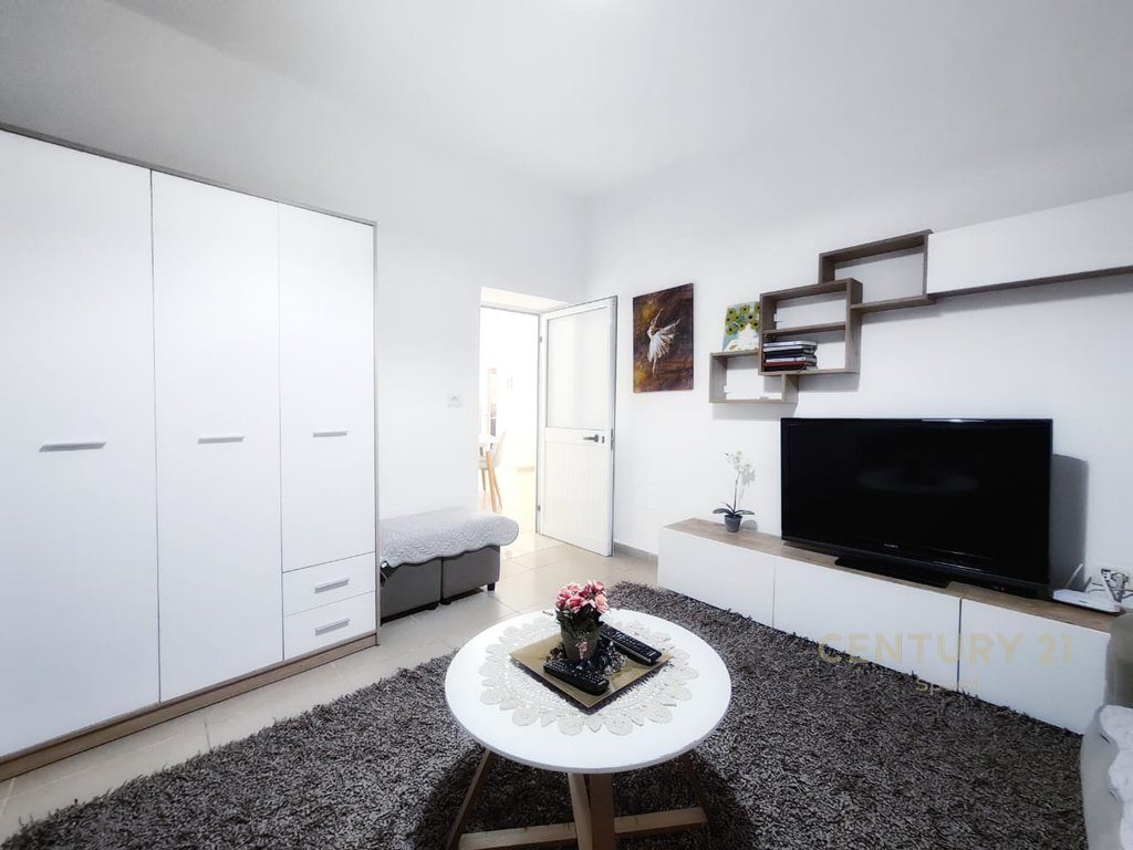 Jepet me qira apartament 1+1 në kat vile (kati i parë) në zonën e Pazarit të Ri!