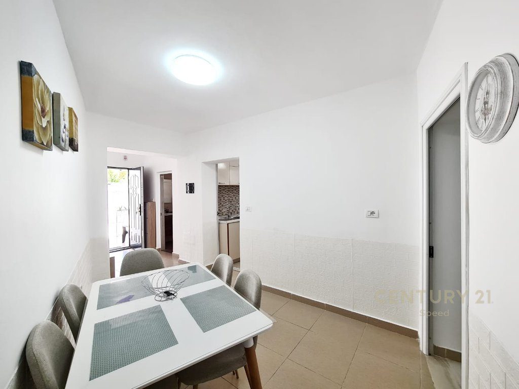 Jepet me qira apartament 1+1 në kat vile (kati i parë) në zonën e Pazarit të Ri!