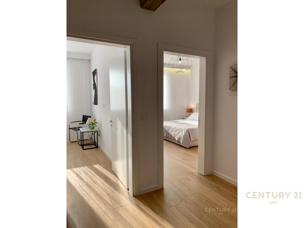 APARTAMENT 2+1 PER QERA PERBALL HOTEL HILTON