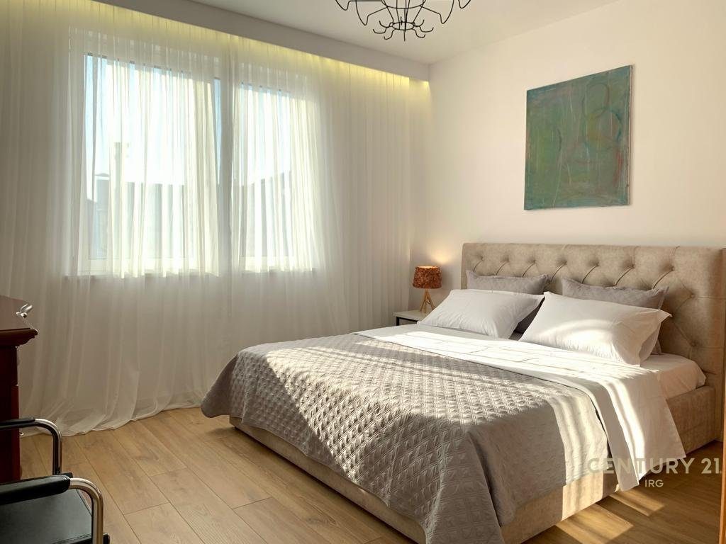 APARTAMENT 2+1 PER QERA PERBALL HOTEL HILTON