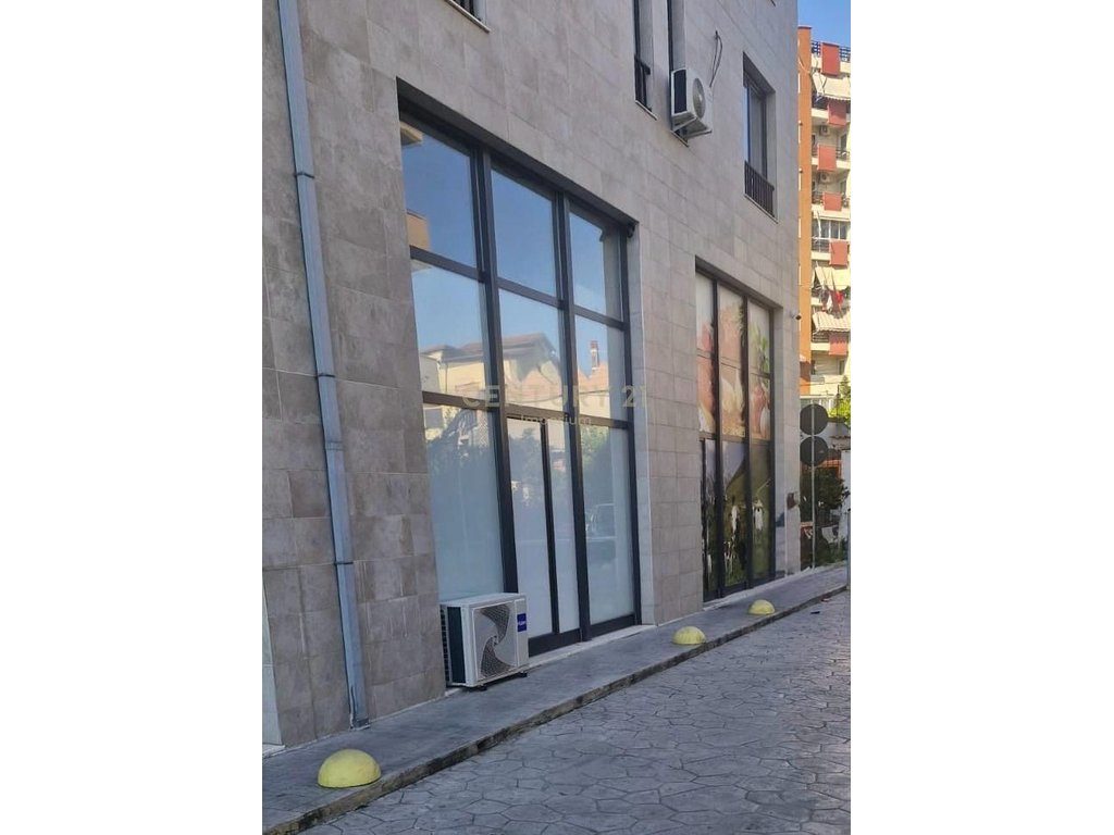 Ambient komercial buzë rruge në Yzberish!