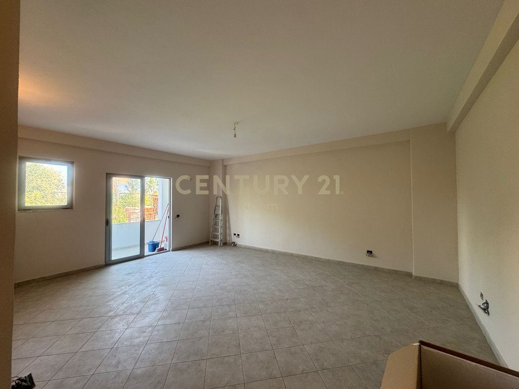Shitet Apartament 2+1 Bulevardi Ri Astir.